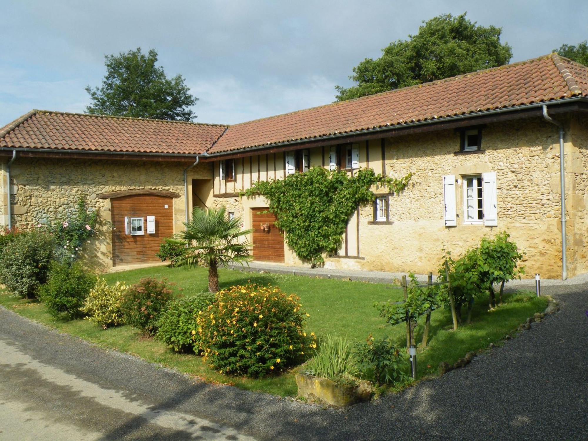 Отель Logis Le Relais Du Bastidou Beaumarches Экстерьер фото