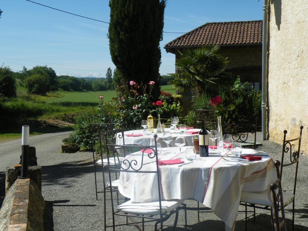 Отель Logis Le Relais Du Bastidou Beaumarches Экстерьер фото
