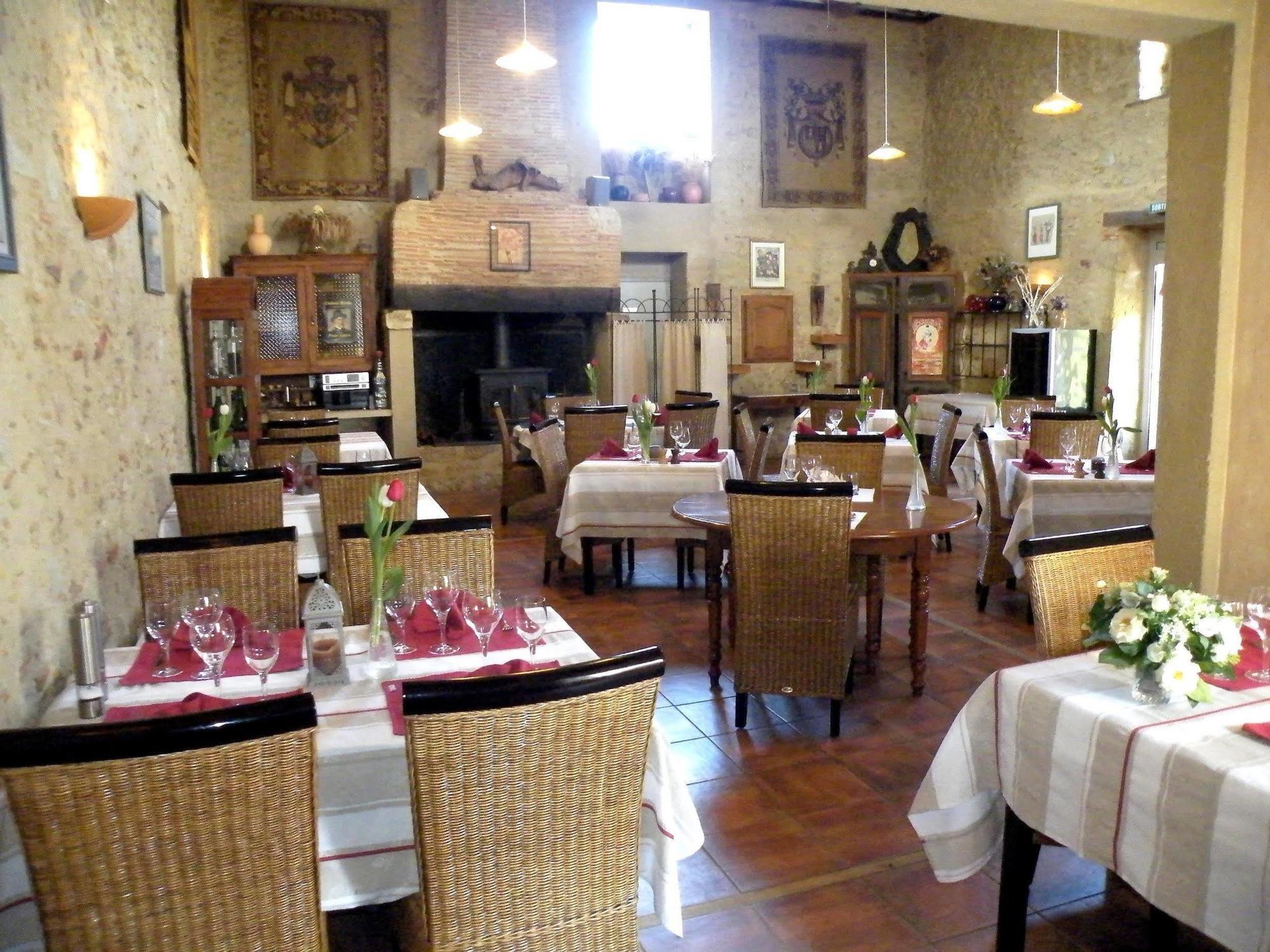 Отель Logis Le Relais Du Bastidou Beaumarches Экстерьер фото